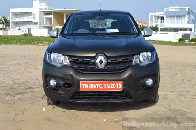 Renault Kwid là mẫu crossover cỡ nhỏ đã lần đầu tiên trình làng tại thị trường Ấn Độ vào hồi tháng 9/2015 và gây sốc với giá bán chỉ dao động từ 256.968-353.000 Rupee (tương đương 87-120 triệu đồng), vào thời điểm đó.