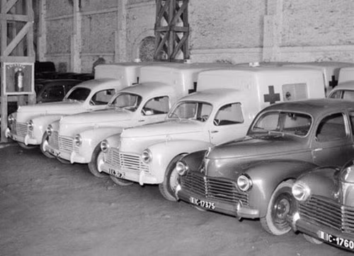 3. Loạt xe dòng Peugeot 203 của quân đội Pháp ở cảng Sài Gòn năm 1951.