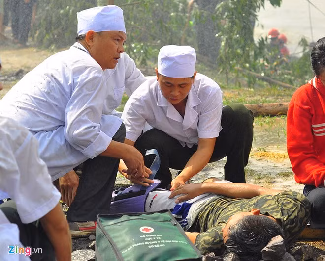 Các y, bác sĩ làm nhiệm vụ sơ - cấp cứu cho những người bị thương. Trong điều kiện mưa, gió, họ buộc thực hiện thao tác nhanh, an toàn để cứu người. Các y, bác sĩ làm nhiệm vụ sơ - cấp cứu cho những người bị thương. Trong điều kiện mưa, gió, họ buộc thực hiện thao tác nhanh, an toàn để cứu người.
