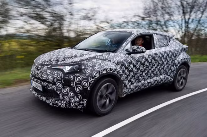 Toyota C-HR ngụy trang chạy trên đường chạy thử.