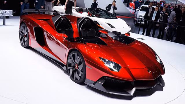 6. Aventador J: Đây chính là một chiếc Lamborghini Aventador mui trần được sản xuất dành riêng cho các khách hàng đặc biệt. Chữ J trong tên gọi gợi nhắc tới Lamborghini Jota – mẫu xe đua dựa trên khung gầm của Miura. Giám đốc thiết kế của Lamborghini là ngài Filippo Perini chia sẻ với Top Gear rằng ý tưởng để ông cho ra đời mẫu xe này là do yêu cầu từ cựu Giám đốc điều hành Stephan Winklemann khi sắp diễn ra triển lãm ô tô thường niên. 6. Aventador J: Đây chính là một chiếc Lamborghini Aventador mui trần được sản xuất dành riêng cho các khách hàng đặc biệt. Chữ J trong tên gọi gợi nhắc tới Lamborghini Jota – mẫu xe đua dựa trên khung gầm của Miura. Giám đốc thiết kế của Lamborghini là ngài Filippo Perini chia sẻ với Top Gear rằng ý tưởng để ông cho ra đời mẫu xe này là do yêu cầu từ cựu Giám đốc điều hành Stephan Winklemann khi sắp diễn ra triển lãm ô tô thường niên.