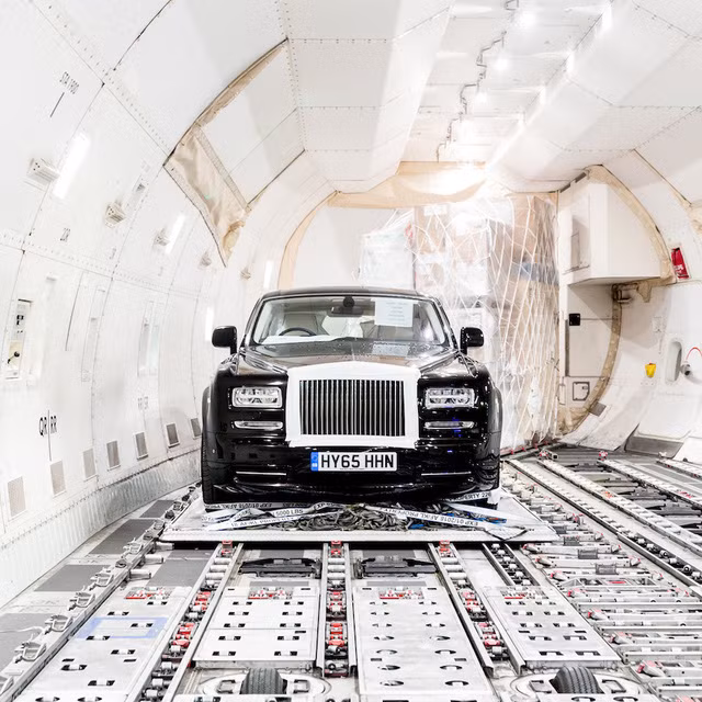 Hãng xe Anh quốc đã thuê Hãng Hàng không KLM của Hà Lan vận chuyển 8 chiếc Rolls-Royce Dawn tới Johannesburg (Nam Phi).