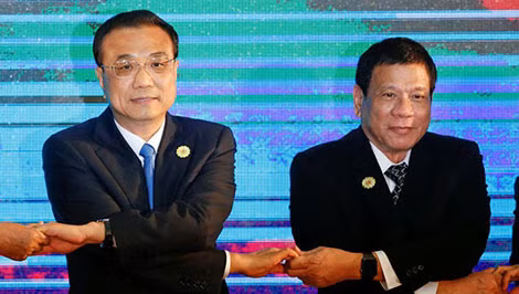 Thủ tướng Trung Quốc Lý Khắc Cường và Tổng thống Philippines Rodrigo Duterte tại hội nghị Thượng đỉnh ASEAN mở rộng, Lào, ngày 7-9.