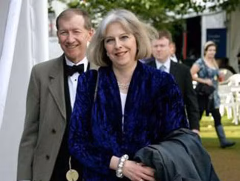 Philip và Theresa diện đồ thời trang trên đường phố London.