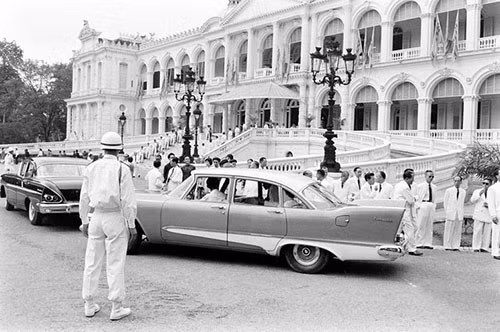 5. Một chiếc Mercedes ở Dinh Độc Lập cũ năm 1961.