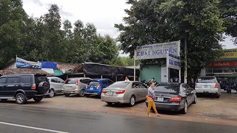 Xe của khách tới giao dịch.