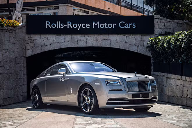 Chiếc Rolls-Royce Wraith phiên bản đặc biệt được sơn màu bạc.