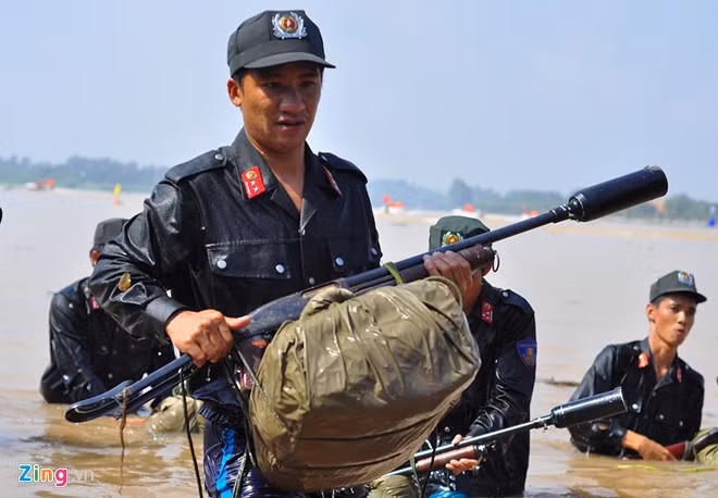 Để đối phó bão, chính quyền tỉnh Đồng Nai đề nghị Ban chỉ đạo Phòng chống lụt bão của Bộ Công an huy động lực lượng cảnh sát cơ động ra quân hỗ trợ. Đồng thời, đề nghị lực lượng hỗ trợ các biện pháp nghiệp vụ đảm bảo an ninh trật tự, trấn áp tội phạm lợi dụng thiên tai cướp giật, trộm cắp. Để đối phó bão, chính quyền tỉnh Đồng Nai đề nghị Ban chỉ đạo Phòng chống lụt bão của Bộ Công an huy động lực lượng cảnh sát cơ động ra quân hỗ trợ. Đồng thời, đề nghị lực lượng hỗ trợ các biện pháp nghiệp vụ đảm bảo an ninh trật tự, trấn áp tội phạm lợi dụng thiên tai cướp giật, trộm cắp.