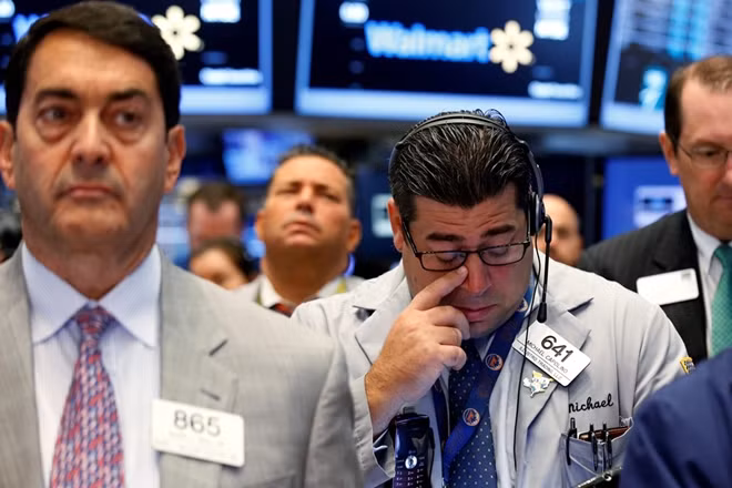 Nhân viên Sàn giao dịch chứng khoán New York (NYSE) dành phút mặc niệm để tưởng nhớ các nạn nhân vụ khủng bố ngày 11/9. "Khó mà tưởng tượng vùng Hạ Manhattan đã phát triển như ngày nay sau khi trải qua bi kịch cách đây 15 năm", Thomas DiNapoli, một quan chức New York, nói.