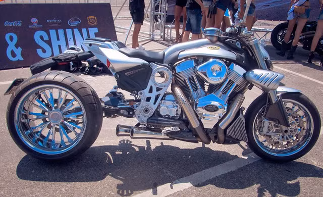 Ngoài chiếc Harley-Davidson V-Rod độ độc đáo, ngày hội Vietnam Bike Week 2016 còn có sự xuất hiện của "siêu phẩm" DUU CR&S mang số thứ tự 60 và là chiếc thứ 2 xuất hiện tại Việt Nam. Ngoài chiếc Harley-Davidson V-Rod độ độc đáo, ngày hội Vietnam Bike Week 2016 còn có sự xuất hiện của "siêu phẩm" DUU CR&S mang số thứ tự 60 và là chiếc thứ 2 xuất hiện tại Việt Nam.