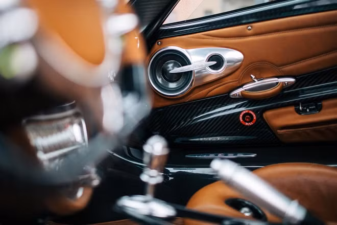 Đối với siêu xe như Pagani Huayra, an toàn của người ngồi bên trong cũng là vấn đề quan trọng. Hãng Pagani đã đặt tay nắm cửa thoát hiểm lên mặt trong cửa của Huayra.