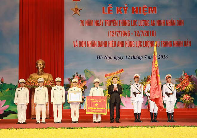 Chủ tịch nước Trần Đại Quang trao Danh hiệu Anh hùng lực lượng vũ trang nhân dân cho Tổng cục An ninh.