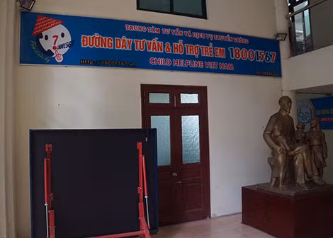 Các bậc phụ huynh khi nghi trẻ bị XHTD có thể gọi đến đường dây tư vấn 18001567.
