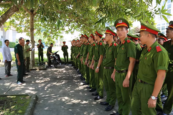 Bà con nhân dân tiếp nhận các học viên về cùng ăn, cùng ở, cùng làm việc với gia đình.