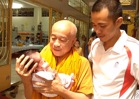 Sư Thiện Chiếu và một đứa con nhân duyên của mình.