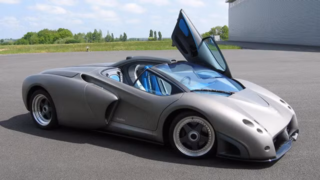 1. Pregunta: Năm 1998 là một trong những dấu mốc quan trọng của Lamborghini khi hãng chính thức về tay Audi AG sau chuỗi ngày tháng đổi chủ liên tiếp. Cùng năm đó, hãng siêu xe nước Ý tung ra bản concept mang tính chiến lược tại Paris Motor Show. Đó là Pregunta 1998. Đây được coi là phiên bản nâng cấp của mẫu Diablo huyền thoại nhưng sử dụng hệ dẫn động cầu sau thay vì hệ dẫn động 4 bánh. Lamborghini Pregunta sản sinh công suất 530 mã lực từ khối động cơ V12. Xe có thể cán mốc 1km sau 20 giây và vận tốc tối đa hơn 330km/h. 1. Pregunta: Năm 1998 là một trong những dấu mốc quan trọng của Lamborghini khi hãng chính thức về tay Audi AG sau chuỗi ngày tháng đổi chủ liên tiếp. Cùng năm đó, hãng siêu xe nước Ý tung ra bản concept mang tính chiến lược tại Paris Motor Show. Đó là Pregunta 1998. Đây được coi là phiên bản nâng cấp của mẫu Diablo huyền thoại nhưng sử dụng hệ dẫn động cầu sau thay vì hệ dẫn động 4 bánh. Lamborghini Pregunta sản sinh công suất 530 mã lực từ khối động cơ V12. Xe có thể cán mốc 1km sau 20 giây và vận tốc tối đa hơn 330km/h.