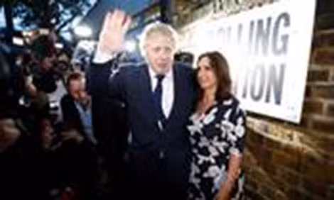 Boris Johnson và vợ tại một điểm bỏ phiếu ở phía bắc London ngày 23-6.