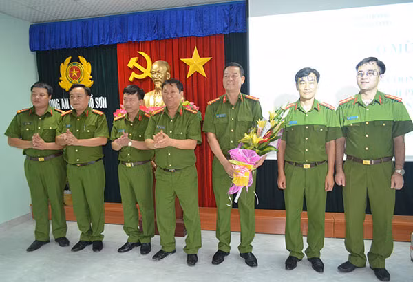 Khen thưởng Công an quận Đồ Sơn.