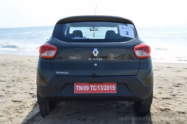 Trước đây, Renault Kwid chỉ được trang bị động cơ xăng 3 xi-lanh, dung tích 0,8 lít. Động cơ sản sinh công suất tối đa 54 mã lực tại vòng tua máy 5.678 vòng/phút và mô-men xoắn cực đại 72 Nm tại vòng tua máy 4.368 vòng/phút. Sức mạnh được truyền tới bánh thông qua hộp số sàn 5 cấp. Theo hãng Renault, mức tiêu thụ nhiên liệu dựa trên thử nghiệm ARAI tại Ấn Độ của Kwid mới là 25,17 km/lít, tương đương 4 lít/100 km.