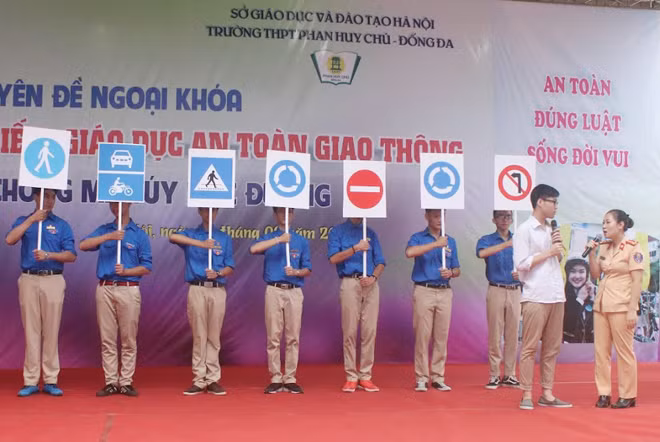 Sự tương tác với học sinh được đề cao. Sự tương tác với học sinh được đề cao.