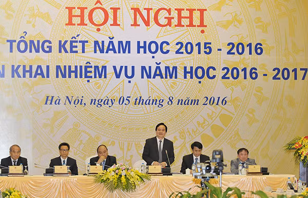 Thủ tướng Nguyễn Xuân Phúc và các đại biểu dự hội nghị.