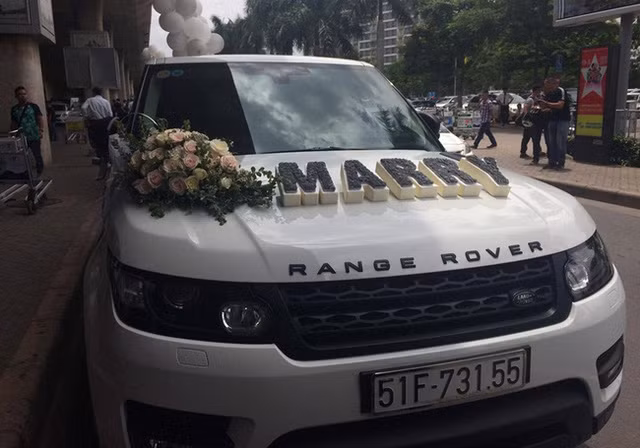 Chiếc Land Rover với dòng chữ "Marry" trên nắp capô.