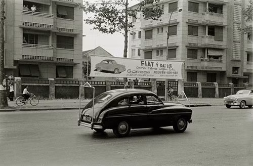 4. Một chiếc Fiat trưng băng-rôn quảng cáo độc đáo cho dòng xe của mình ở Sài Gòn năm 1955.