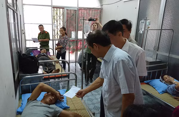 Chủ tịch UBND tỉnh Bắc Kạn Lý Thái Hải thăm hỏi, động viên những nạn nhân bị thương.