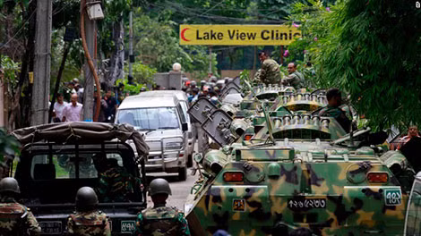 Quân đội Bangladesh đến giải cứu con tin trong vụ tấn công tại Dhaka.