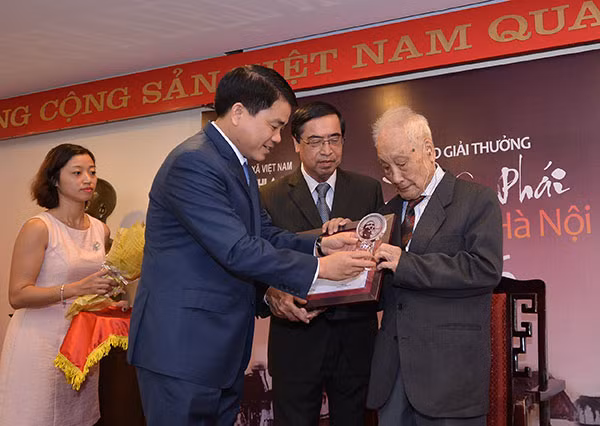 Chủ tịch UBND TP Hà Nội Nguyễn Đức Chung thay mặt BTC trao giải cho NSNA Lê Vượng.