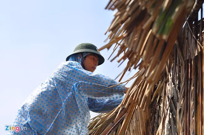 Đồng thời, sửa chữa những ngôi nhà bị hư hỏng. Đồng thời, sửa chữa những ngôi nhà bị hư hỏng.
