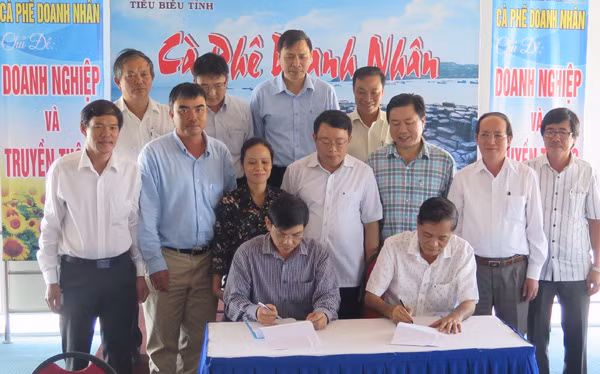 Lãnh đạo tỉnh Phú Yên chứng kiến Hội Nhà báo và Hội doanh nghiệp Phú Yên ký kết ghi nhớ hợp tác tuyên truyền giai đoạn 2016-2020.