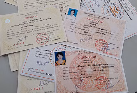 Tang vật của vụ án mua bán chứng chỉ, giấy tờ giả.