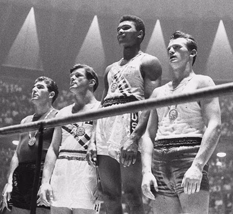 Muhammad Ali nhận Huy chương vàng Olympic quyền anh hạng nhẹ năm 1960.