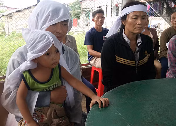 Người thân đau buồn trước cái chết của sản phụ Phạm Thị Hiếu. Người thân đau buồn trước cái chết của sản phụ Phạm Thị Hiếu.