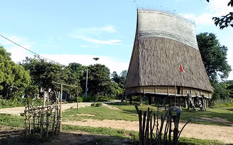 Một góc làng cổ Kon K’tu. Một góc làng cổ Kon K’tu.