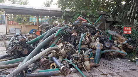 Tang vật chất đống tại sân trụ sở phường Long Phước chờ xử lý.