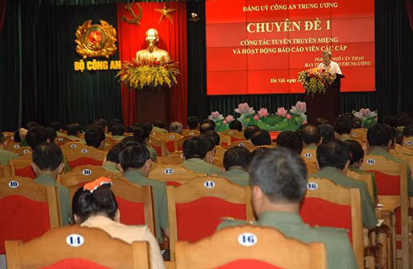Hơn 400 đại biểu của Công an và Cảnh sát PCCC & CNCH các đơn vị, địa phương tham dự Khóa tập huấn. Hơn 400 đại biểu của Công an và Cảnh sát PCCC & CNCH các đơn vị, địa phương tham dự Khóa tập huấn.