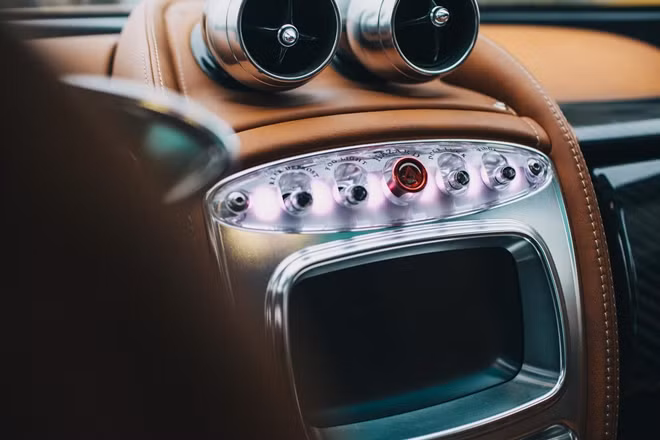 Từng chi tiết bên trong nội thất đều được chế tạo riêng cho Pagani Huayra. Hãng Pagani không hề sử dụng bất kỳ nút bấm hay công tắc bán sẵn nào cho Huayra.