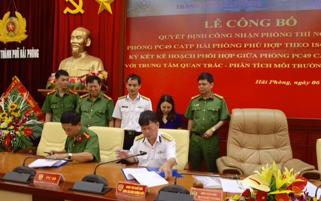Đại diện Phòng PC49 và Trung tâm quan trắc phân tích môi trường biển Hải Quân ký kết văn bản phối hợp. Đại diện Phòng PC49 và Trung tâm quan trắc phân tích môi trường biển Hải Quân ký kết văn bản phối hợp.