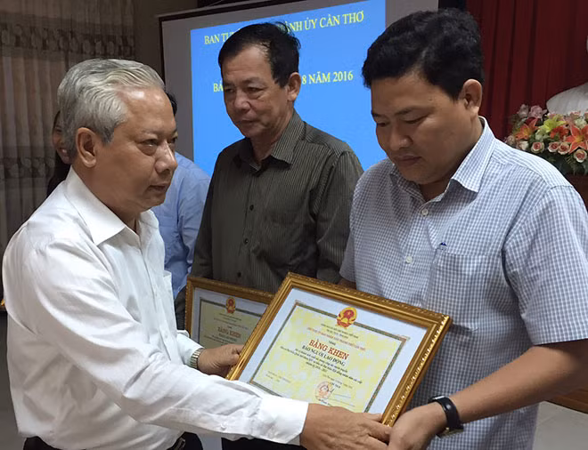 Đại diện Báo CAND nhận Bằng khen của Chủ tịch UBND TP Cần Thơ về công tác tuyên truyền bầu cử.