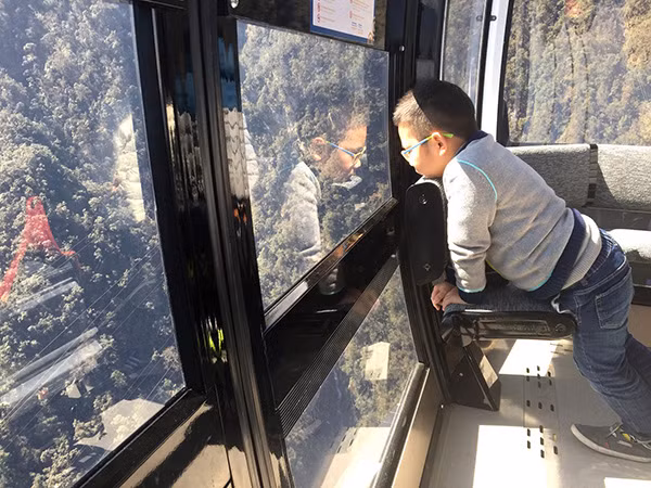 Du khách từ cabin cáp treo Fansipan.