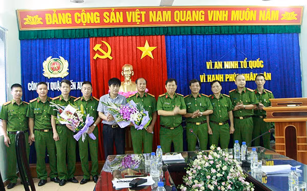 Đại tá Nguyễn Văn Coỏng khen thưởng Công an quận Kiến An.