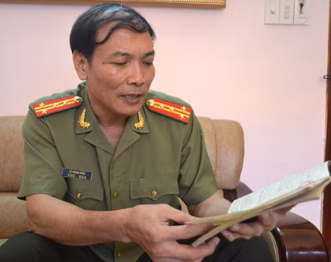 Đại tá Nguyễn Trọng Phúc luôn nâng niu, gìn giữ quyển nhật ký đã theo anh suốt 33 năm qua.