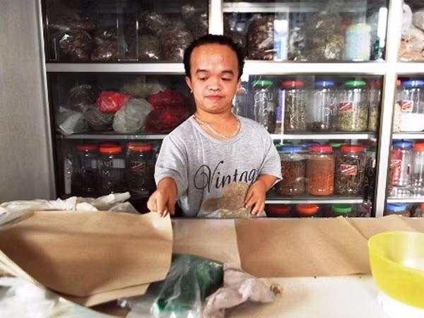 Ngô Văn Định đang hành nghề y tại nhà (thời điểm hiện tại).