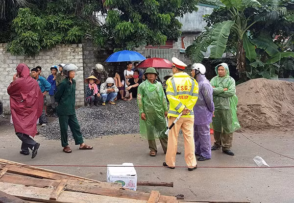 Lực lượng Công an bảo vệ hiện trường.