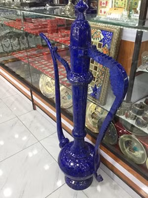 Một sản phẩm chế tác từ đá da trời được bán tại một chợ ở Kabul.