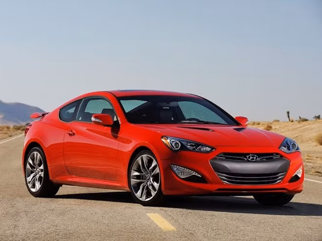 2. Hyundai Genesis Coupe. Genesis Coupe được nhiều người đánh giá là chiếc xe thể thao “buồn chán nhất” của Hyundai. Ngay cả trên bản cao cấp V6 R-Spec năm 2015, chiếc xe có giá bán hơn 20.000 USD.