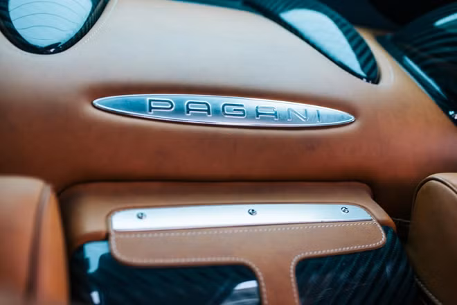 Những tấm biển đề tên Pagani xuất hiện khắp nơi bên trong "thần gió" như một lời nhắc nhở về nhãn hiệu có công sản xuất siêu xe này.