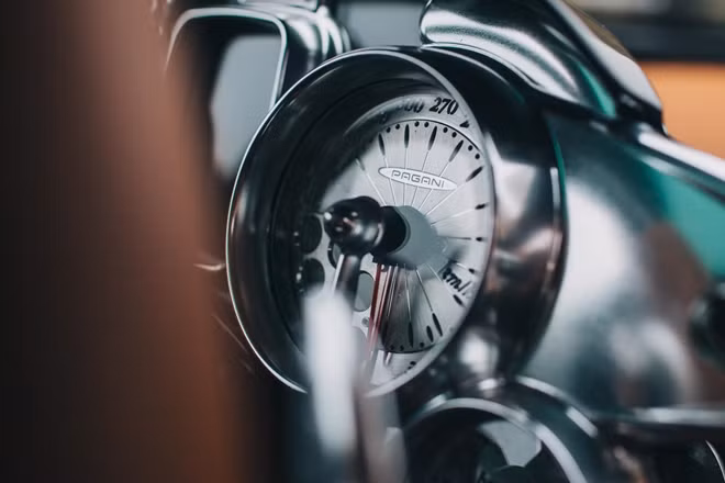 Đồng hồ công-tơ-mét tuyệt đẹp của Pagani Huayra. Nhiều người phải thừa nhận là chưa từng thấy đồng hồ công-tơ-mét nào đẹp hơn thế.